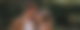 Ein Pärchen geht in einem Park spazieren und hält sich in den Armen