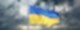 Vor wolkigem Himmel weht die Flagge der Ukraine.