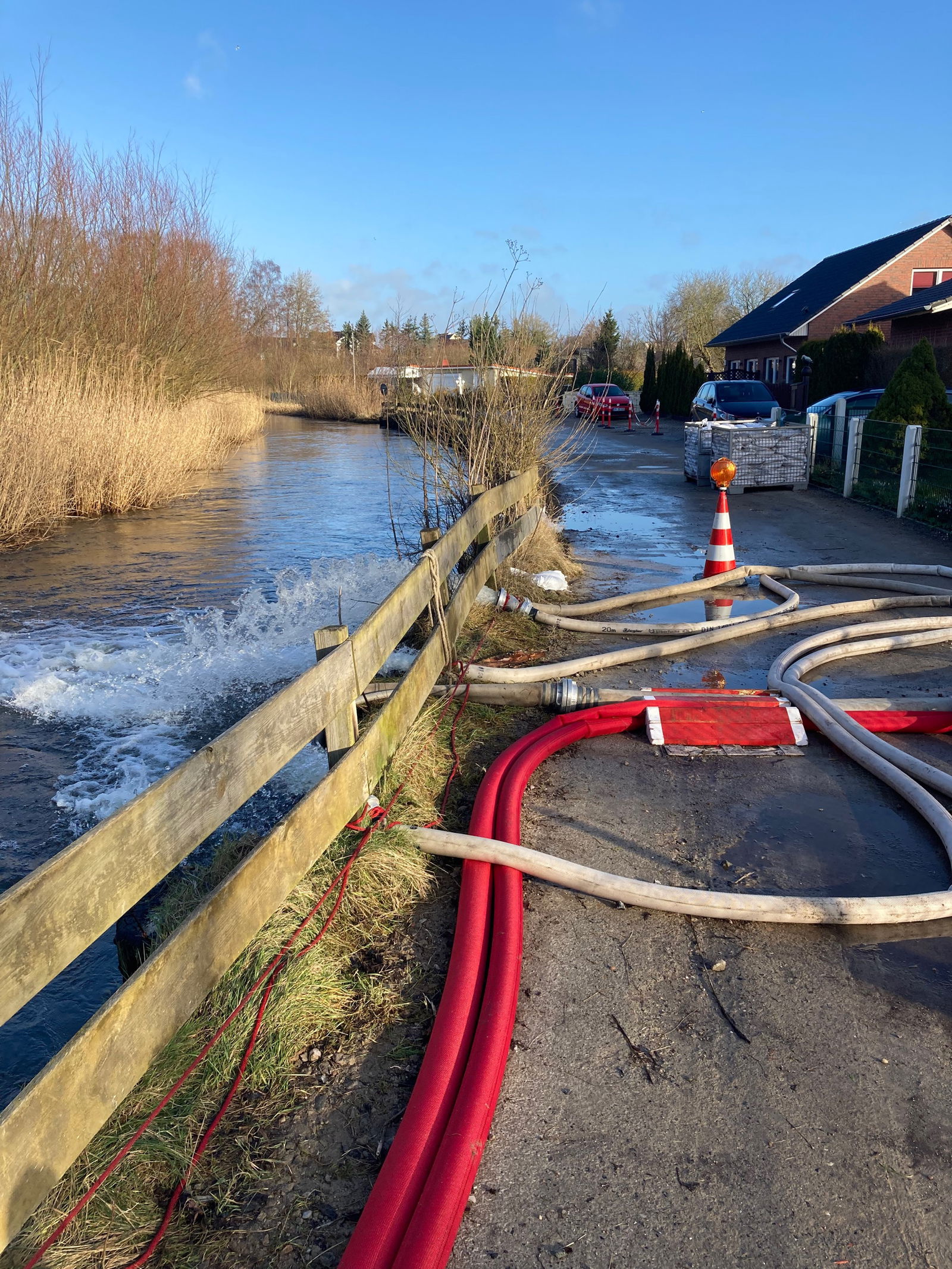 Mehrere Wasserpumpen pumpen Wassermassen in ein Gewässer