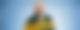 Martin Baum steht vor einem blauen Hintergrund und lächelt in die Kamera