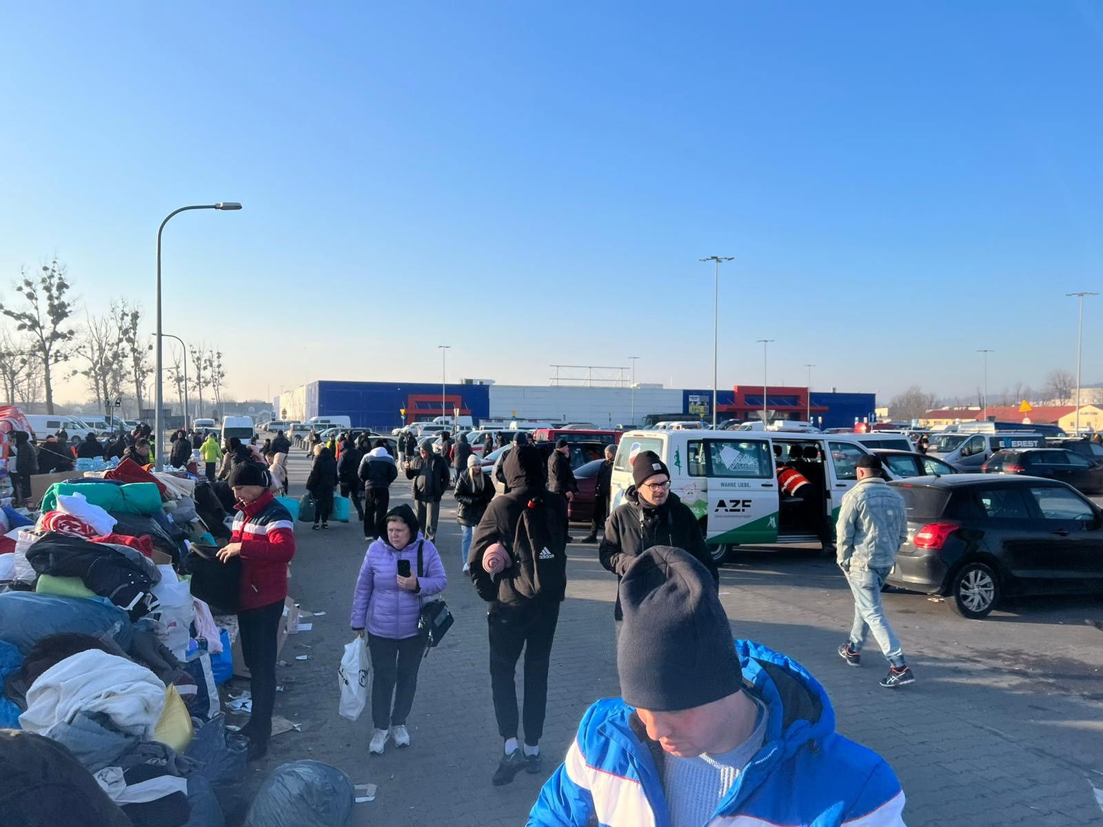 Menschen laufen über einen Platz, auf dem Sachen zu Haufen aufgetürmt sind.