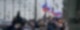 Viele Menschen stehen auf einer Brücke und einige halten Russland-Flaggen in die Luft.