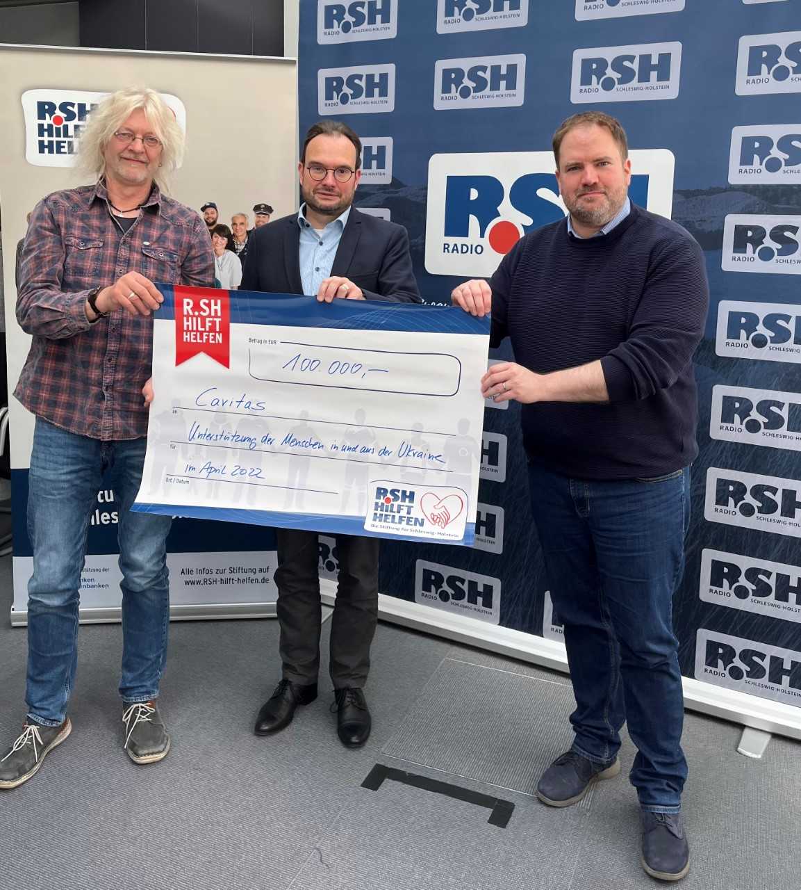 Übergabe des Spendenschecks an die Caritas