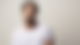 Max Giesinger steht vor einem grauen Hintergrund und schaut in die Kamera