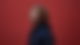 Michael Schulte steht seitlich vor einem dunkelroten Hintergrund.