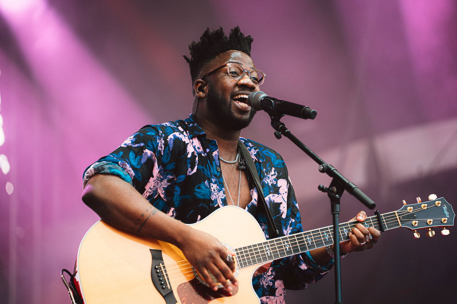 Kelvin Jones mit Gitarre in der Hand.