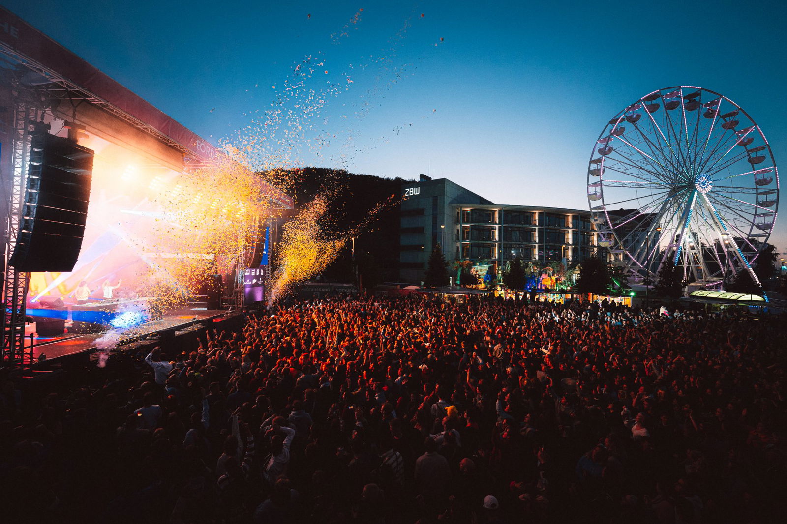 Von der R.SH-Bühne fliegt Konfetti Richtung Publikum.
