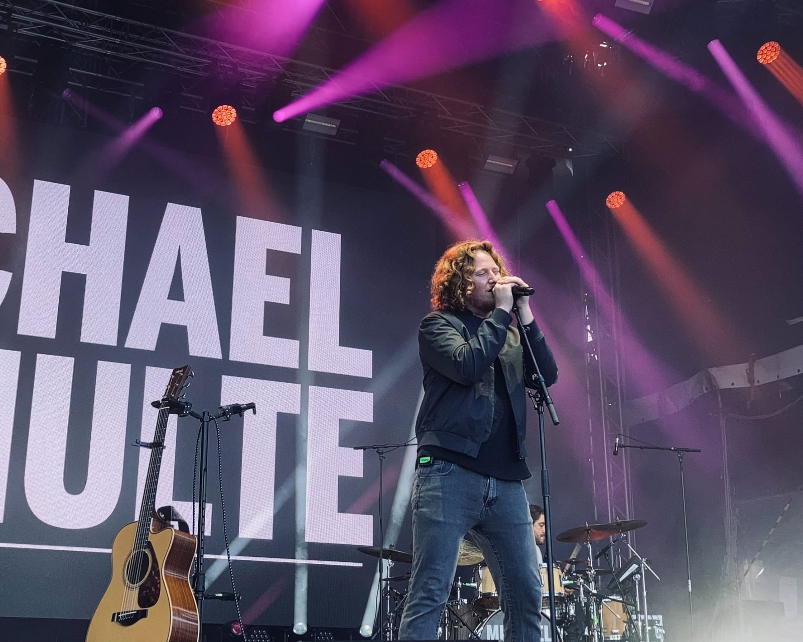 Michael Schulte steht singend auf der Bühne.