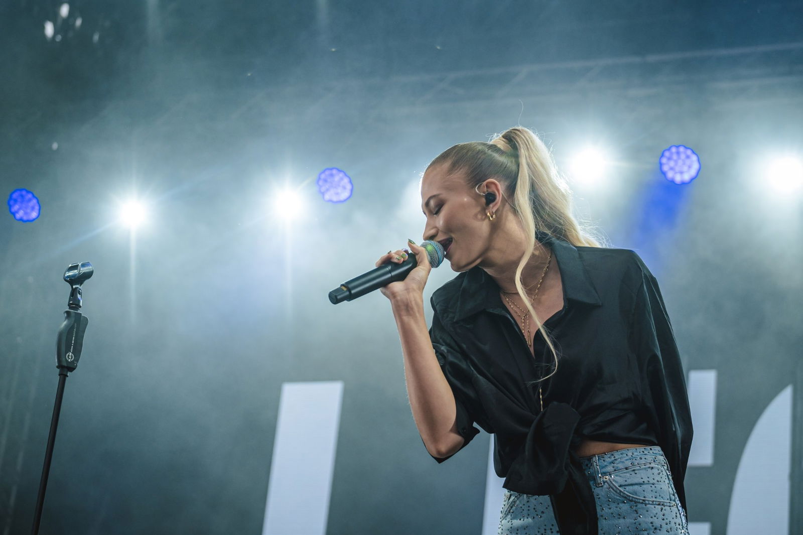 Leony singt ins Mikrofon.