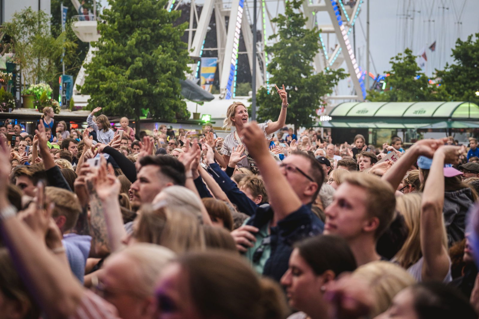 Tanzende Menschen auf der Kieler Woche.