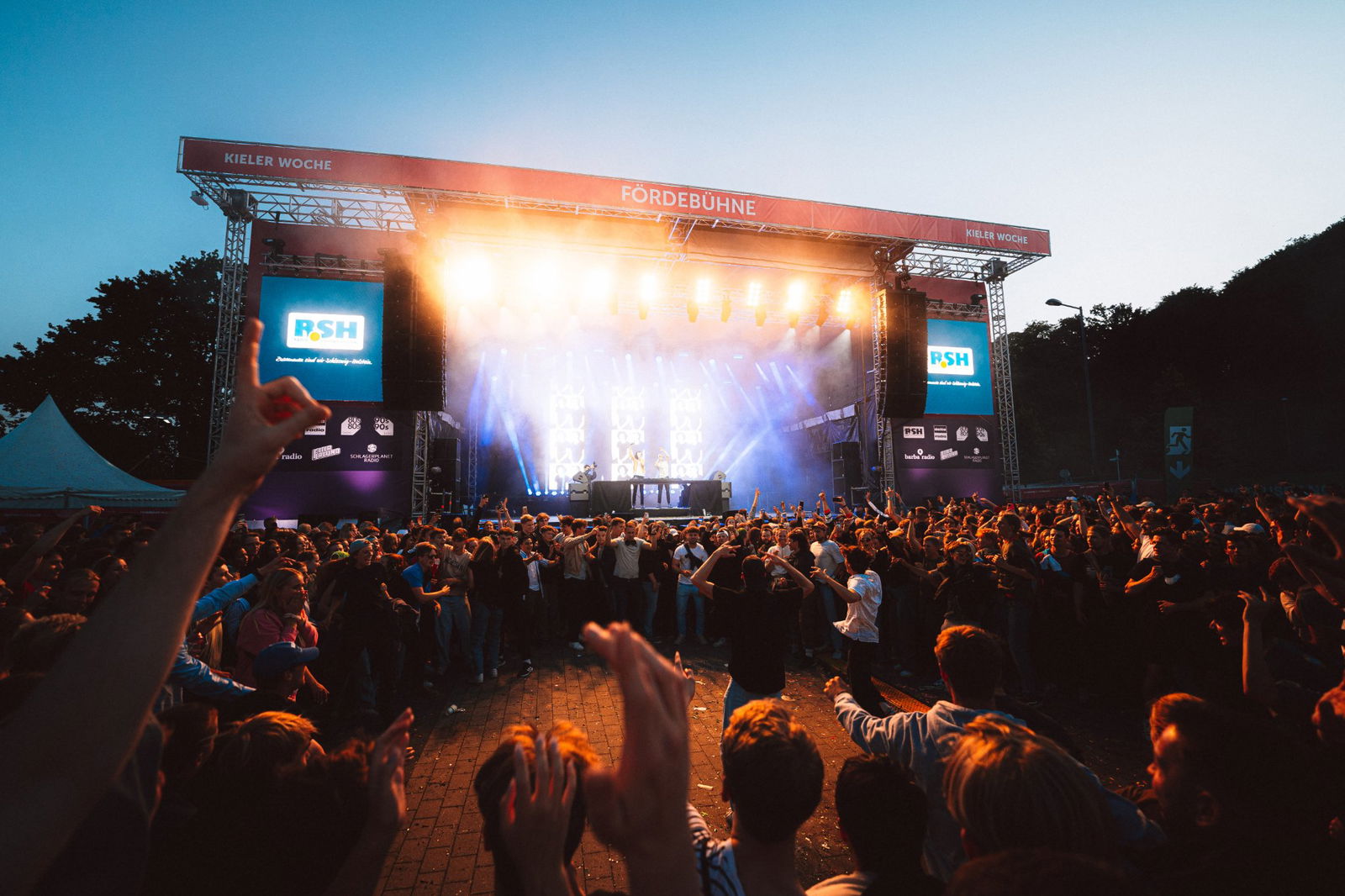 Zu sehen ist die hell erleuchtete R.SH-Bühne.