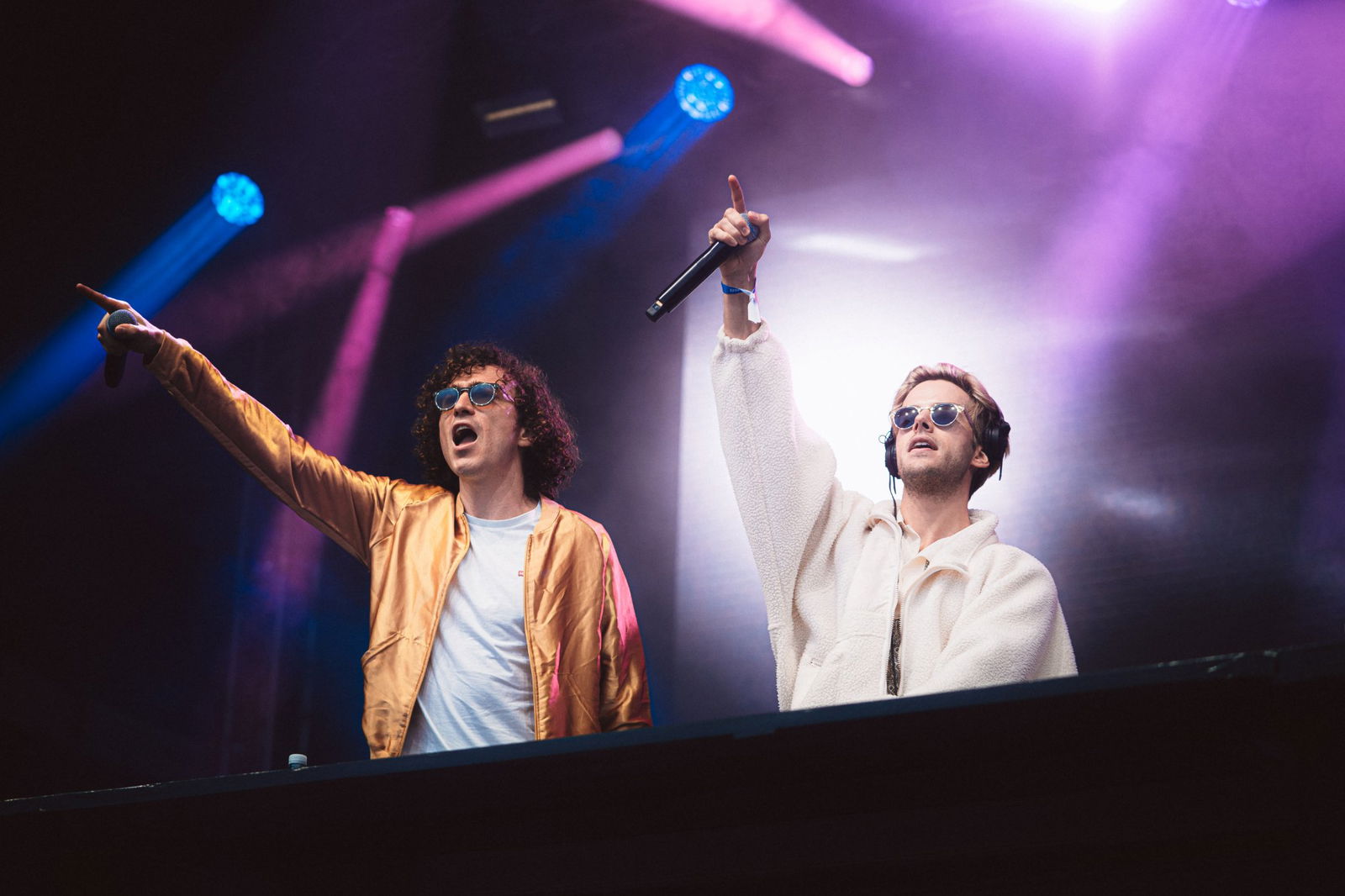 Ofenbach, zwei DJs, stehen mit erhobenen Händen auf der Bühne.