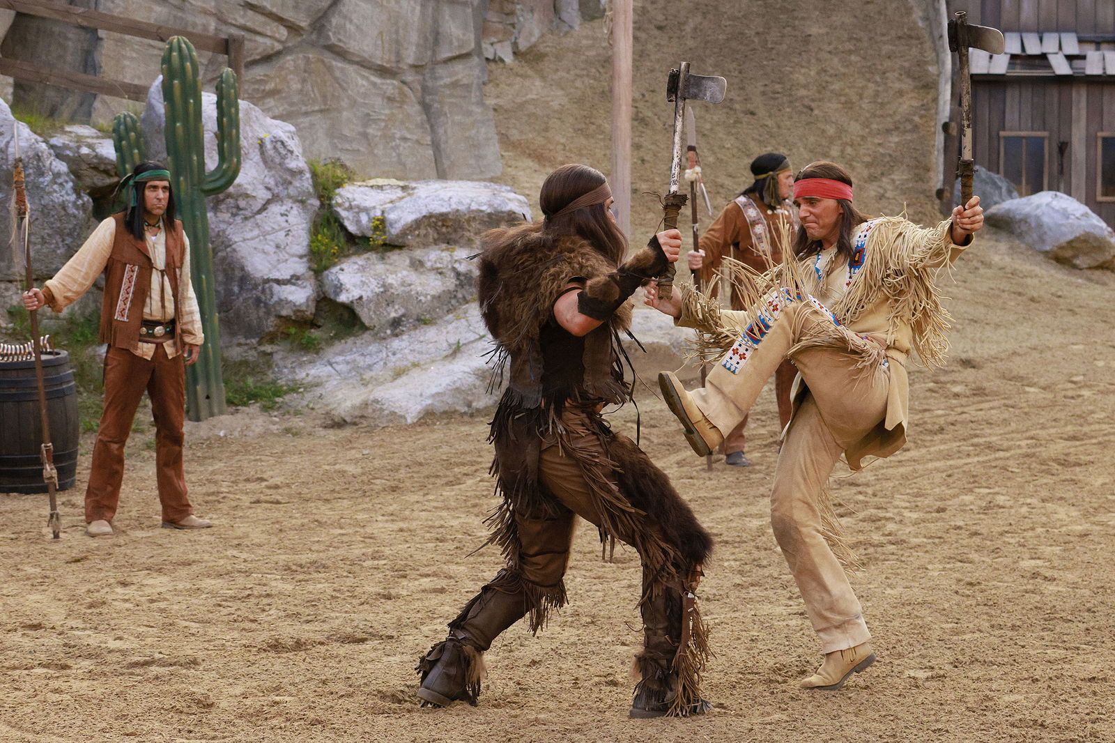 Mehrere Männer kämpfen als Indianer verkleidet miteinander.
