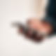 Ein Mann hat ein Smartphone in der Hand