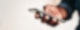 Ein Mann hat ein Smartphone in der Hand