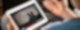 Ein Video wird auf einem Tablet abgespielt, man sieht ein Ladesymbol