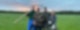 Vier Personen in Tarnkleidung stehen auf einem Feld und haben Equipment in der Hand.