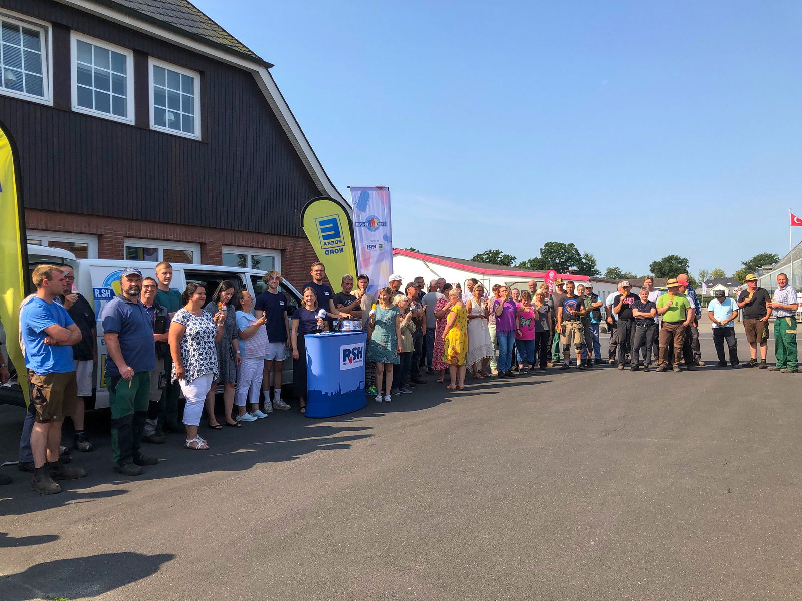Der R.SH Eis-Alarm bei Rosen Kordes in Klein Offenseth-Sparrieshoop.