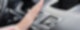 Eine Hand wird vor die Lüftung eines Autos gehalten.