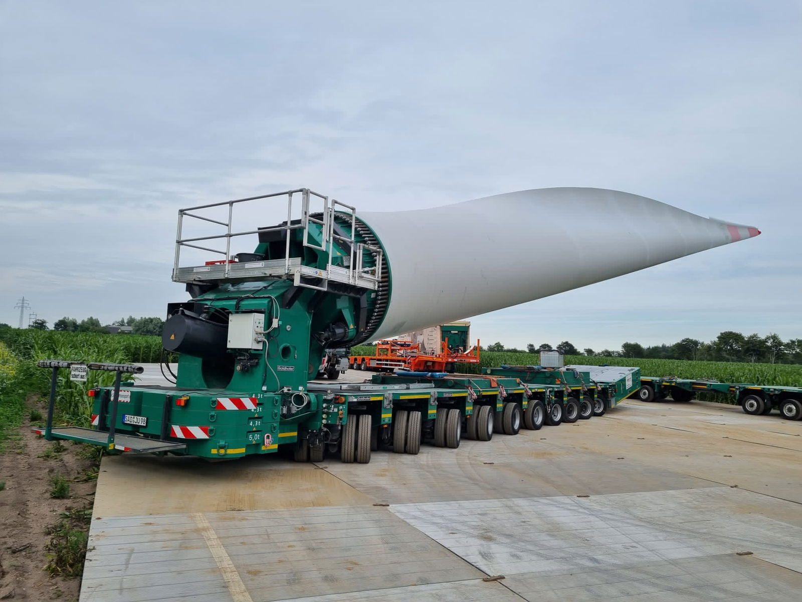 Ein Rotorflügel wird auf einem Anhänger transportiert.