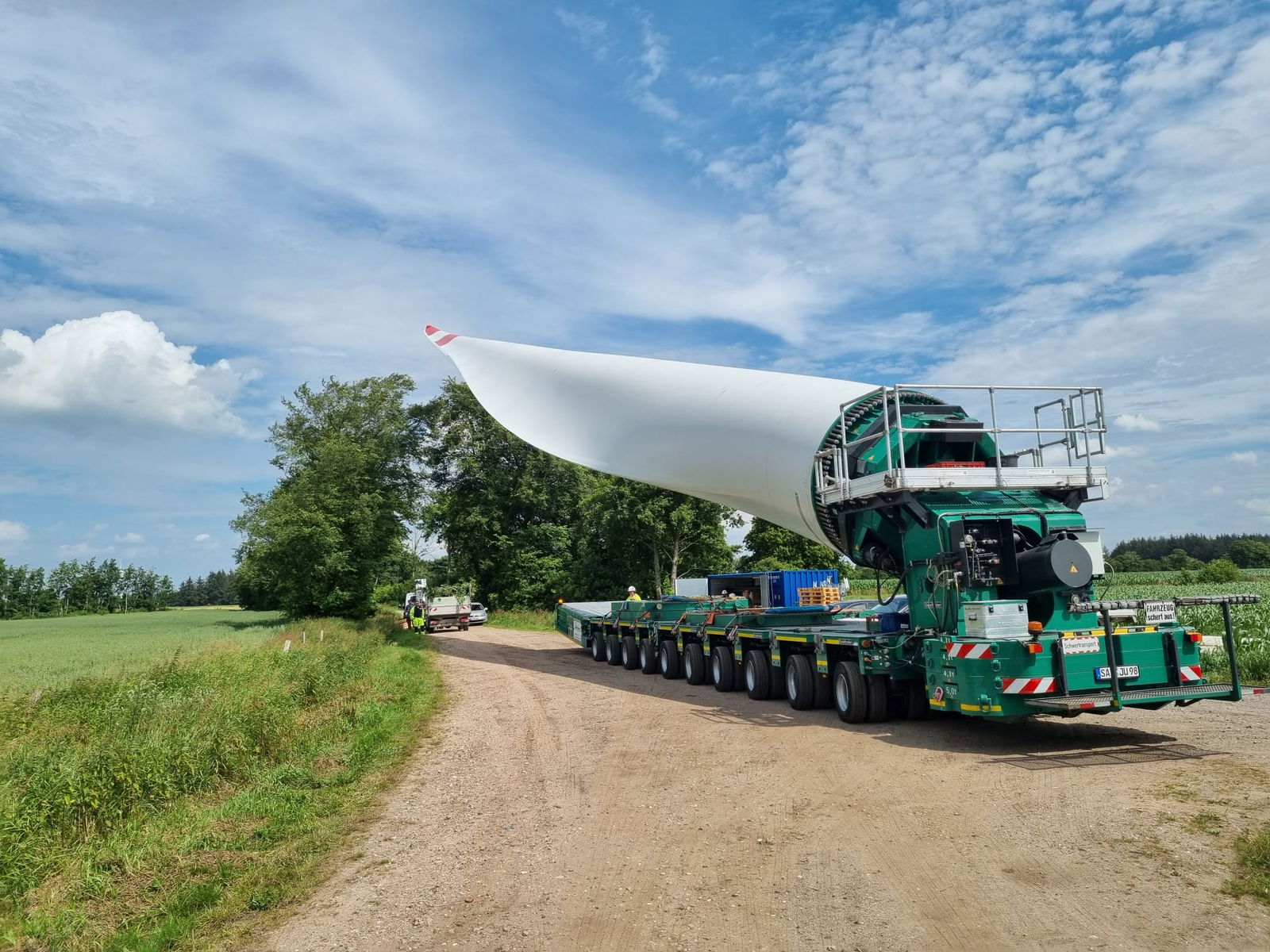 Ein Rotorflügel wird auf einem Anhänger transportiert.
