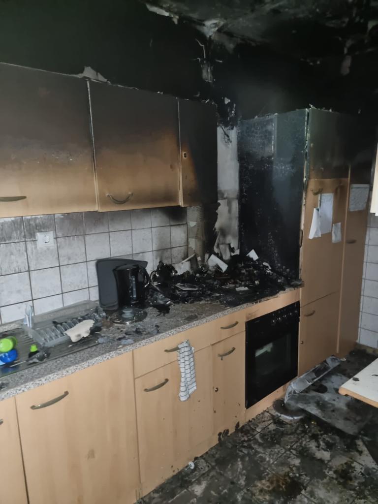 Man sieht eine verbrannte Küche.