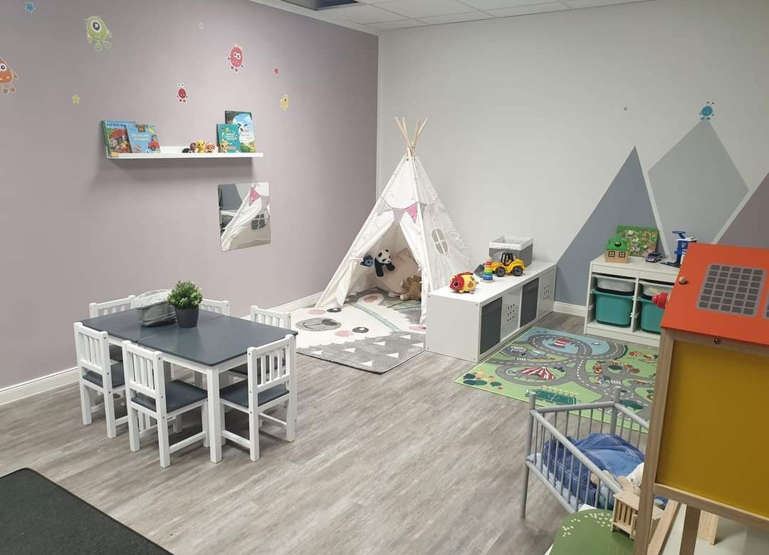 Man sieht ein eingerichtetes Spielzimmer.