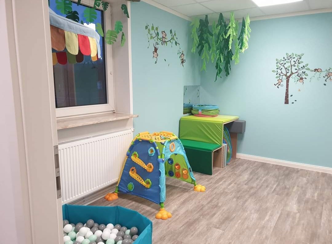 Man sieht ein eingerichtetes Spielzimmer.