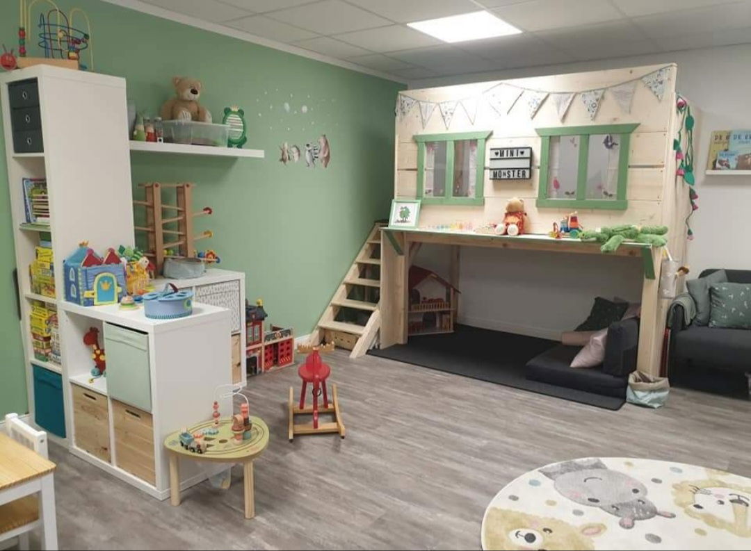 Man sieht ein eingerichtetes Spielzimmer.