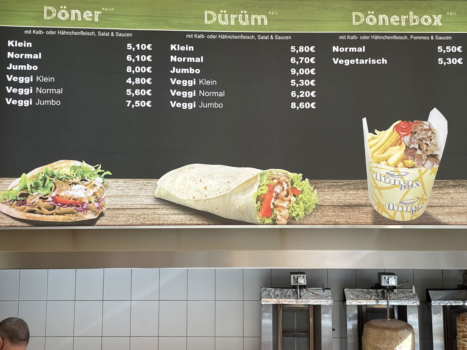 Eine Preistafel mit verschiedenen Döner-Gerichten.