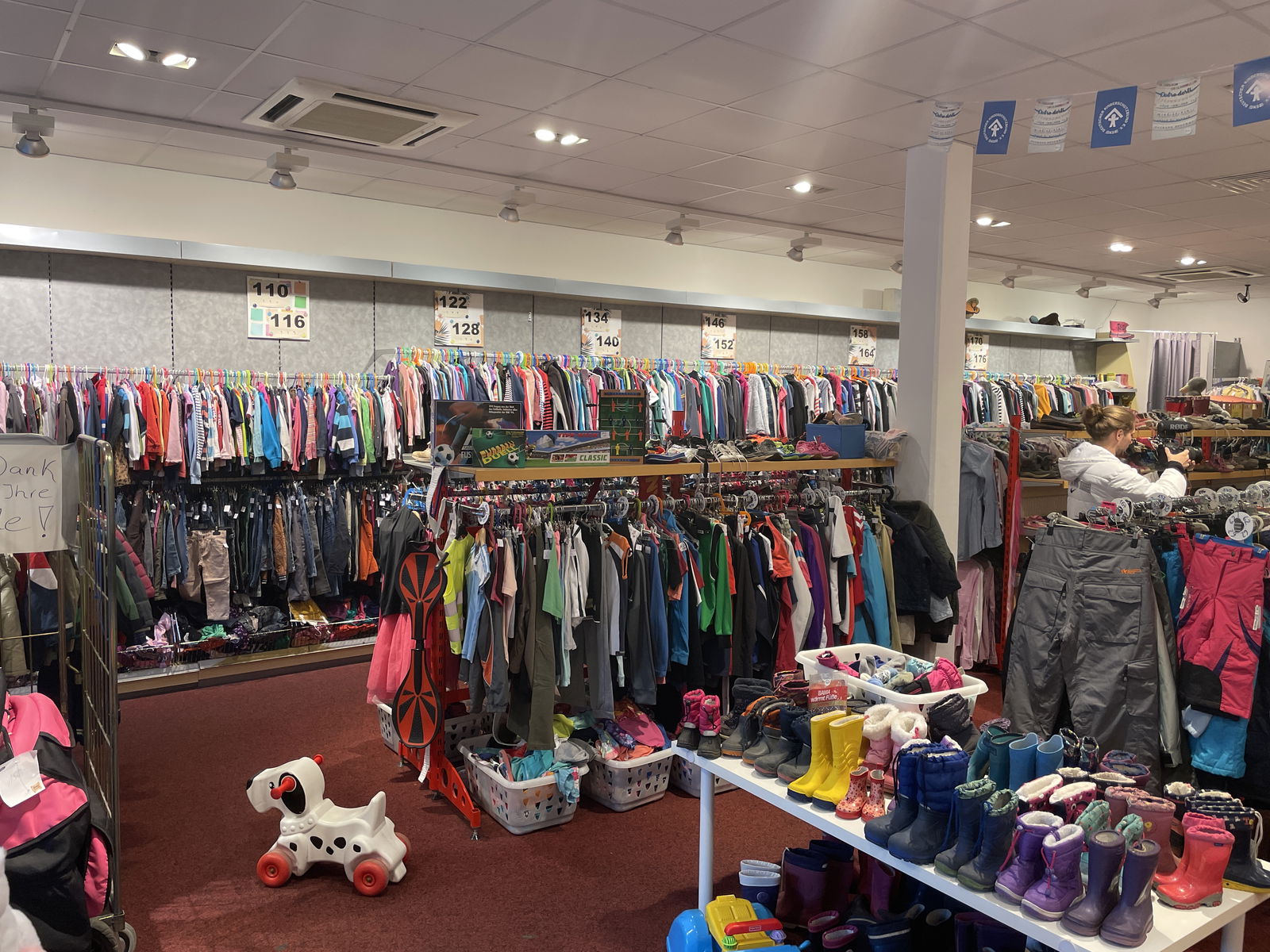 Ein Geschäft mit vielen Kinderklamotten und Spielzeug