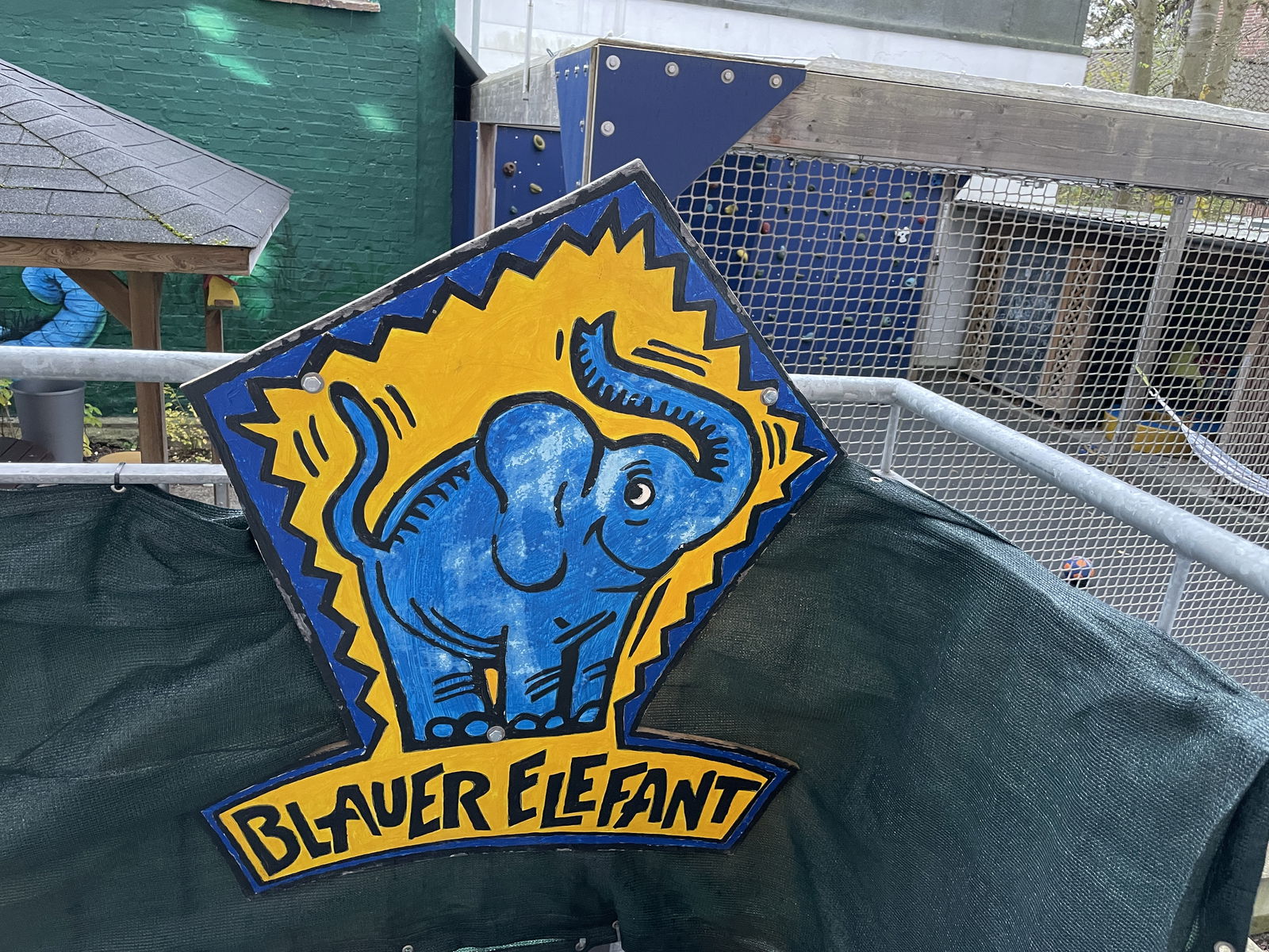 Ein Holzschild mit dem Bild eines Elefanten und dem Namen "Blauer Elefant"