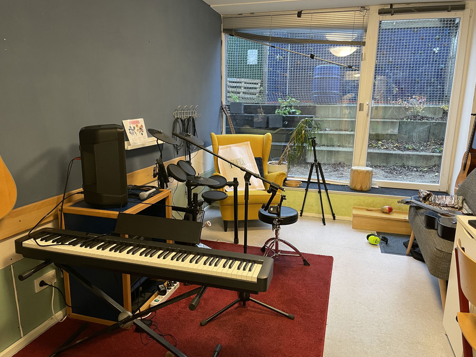 Ein Musikzimmer mit verschiedenen Instrumenten