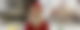 Ein Marzipan-Weihnachtsmann steht vor verschiedenen Farben und einer Frau mit Pinsel und Farbpalette in einem weißen Kittel.