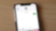 Auf einem Handydisplay ist eine SMS mit dem Text "Licht" zu sehen.