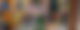 Ein Schaufenster voll bunter Figuren und Spielzeuge.