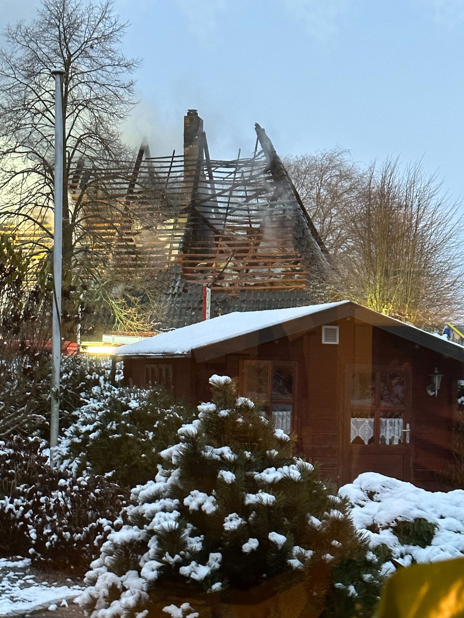 Ein abgebrannter Dachstuhl.