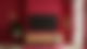 Zu sehen ist eine rote Wand, an der Fernseher hängt. Die Farbe ist "Viva Magenta", Trendfarbe des Jahres 2023.