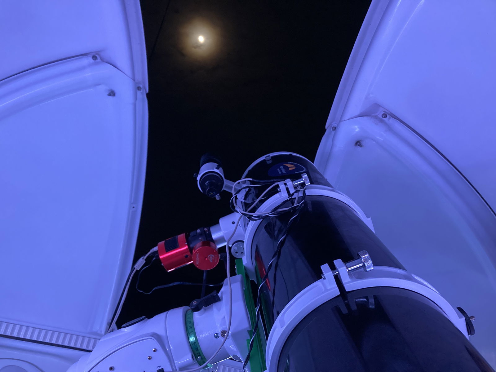 Ein Teleskop ist auf den Mond gerichtet