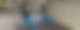Auf einem Teppich steht ein Roboter auf vier "Füßen".