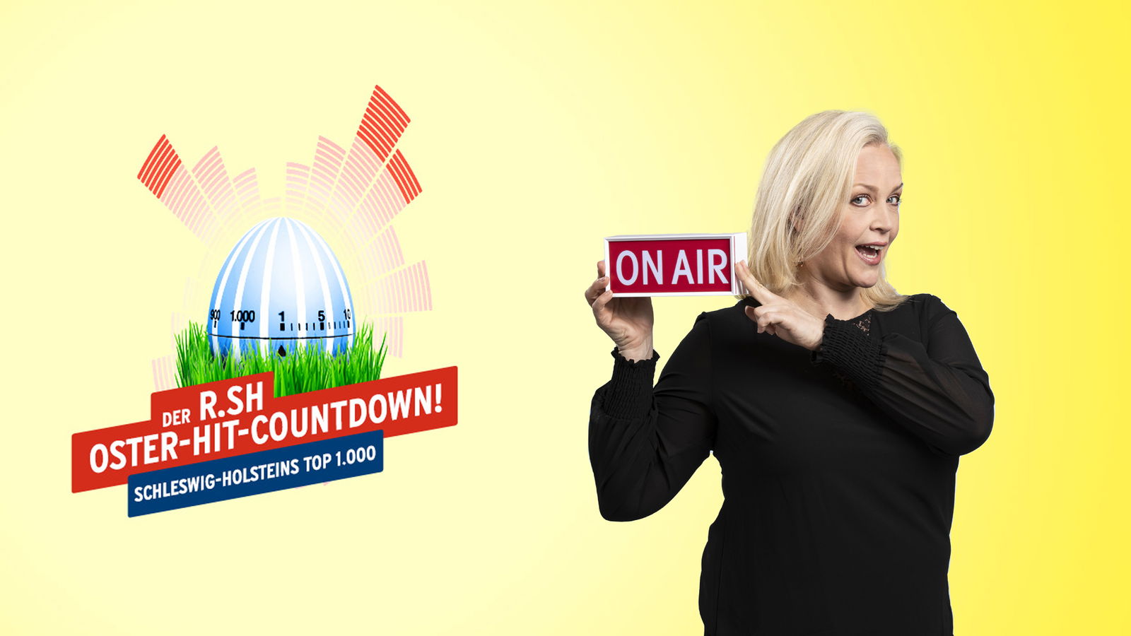 Tanja Puttfarcken vor gelbem Hintergrund mit einem On-Air-Schild.