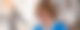 Ein Junge sitzt im Trikot von Holstein Kiel am Tisch und tippt in sein Handy.