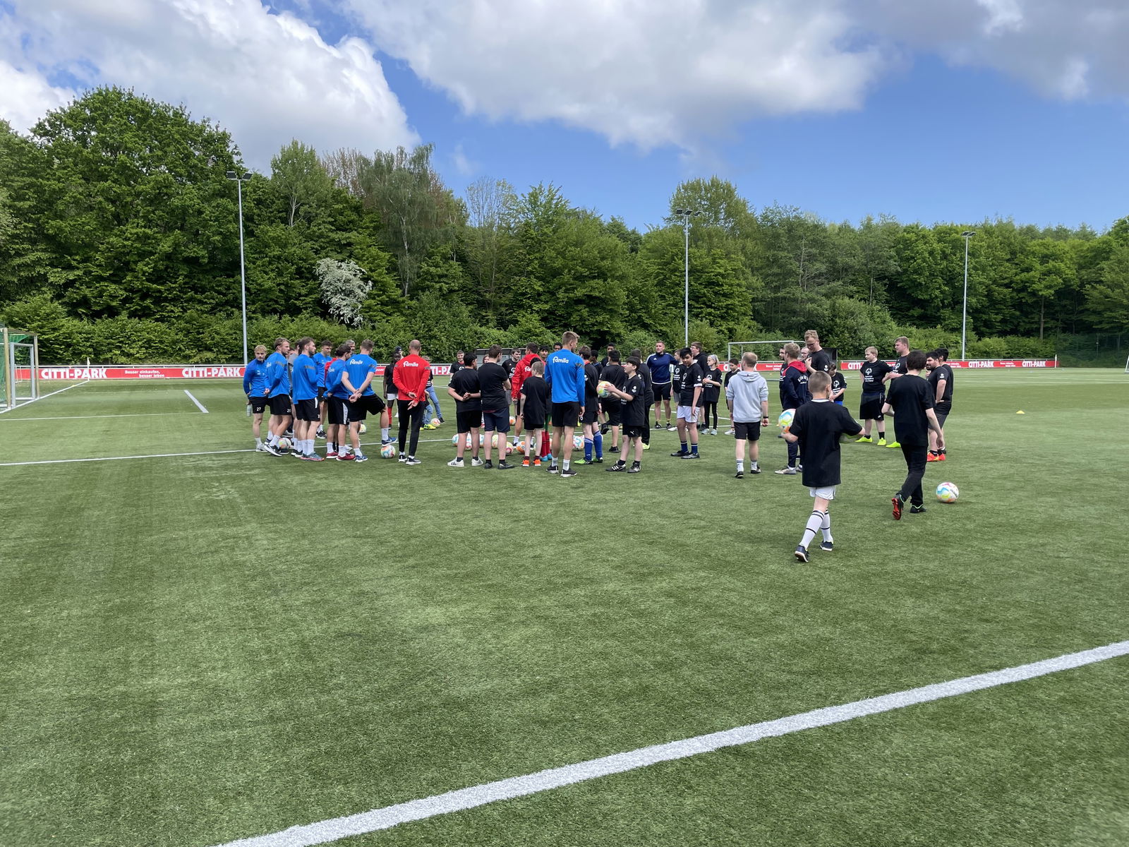 Fußballspieler versammeln sich