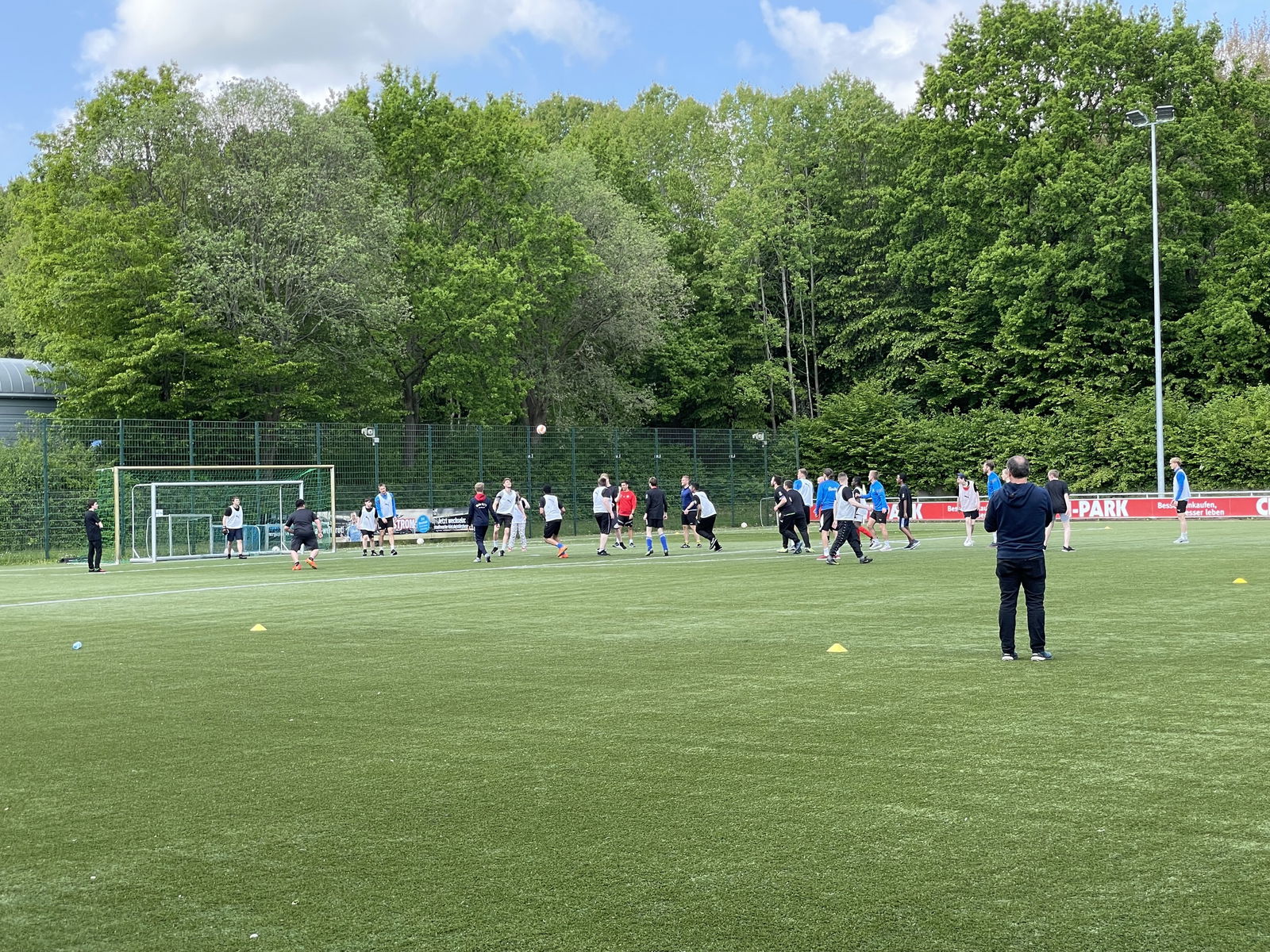 Zwei Mannschaften spielen Fußball gegeneinander