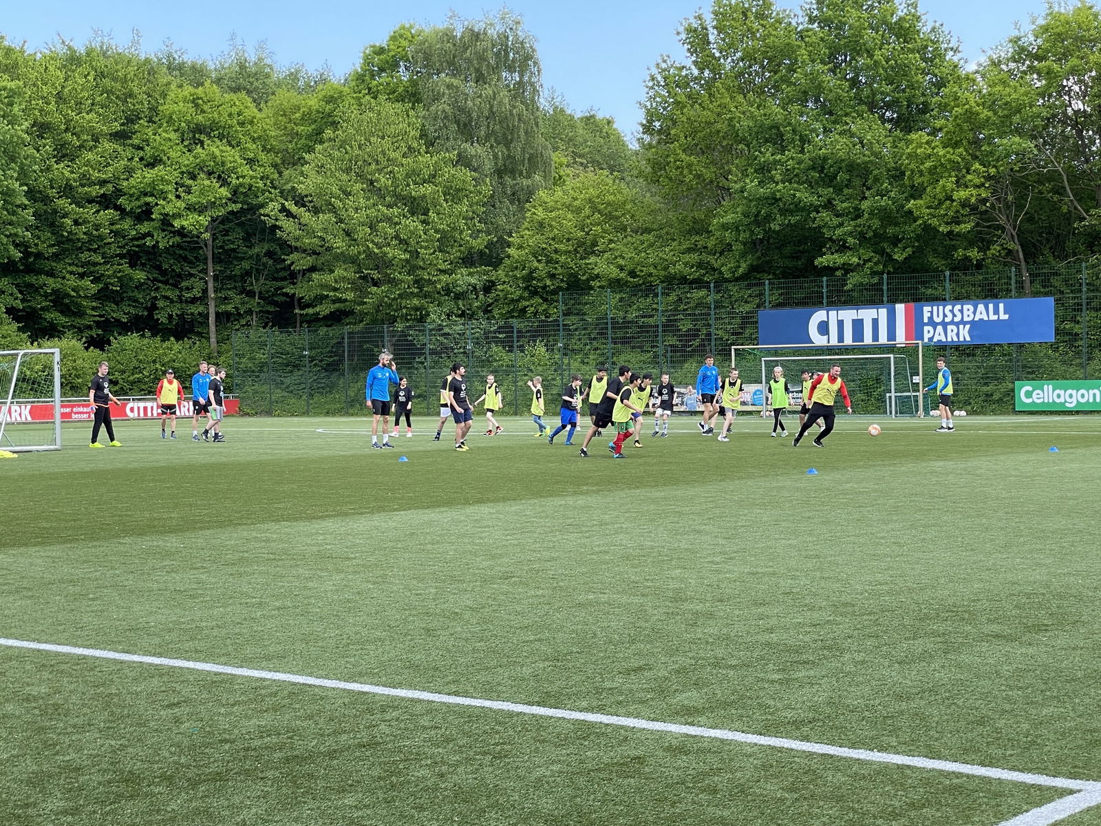 Zwei Mannschaften spielen Fußball gegeneinander
