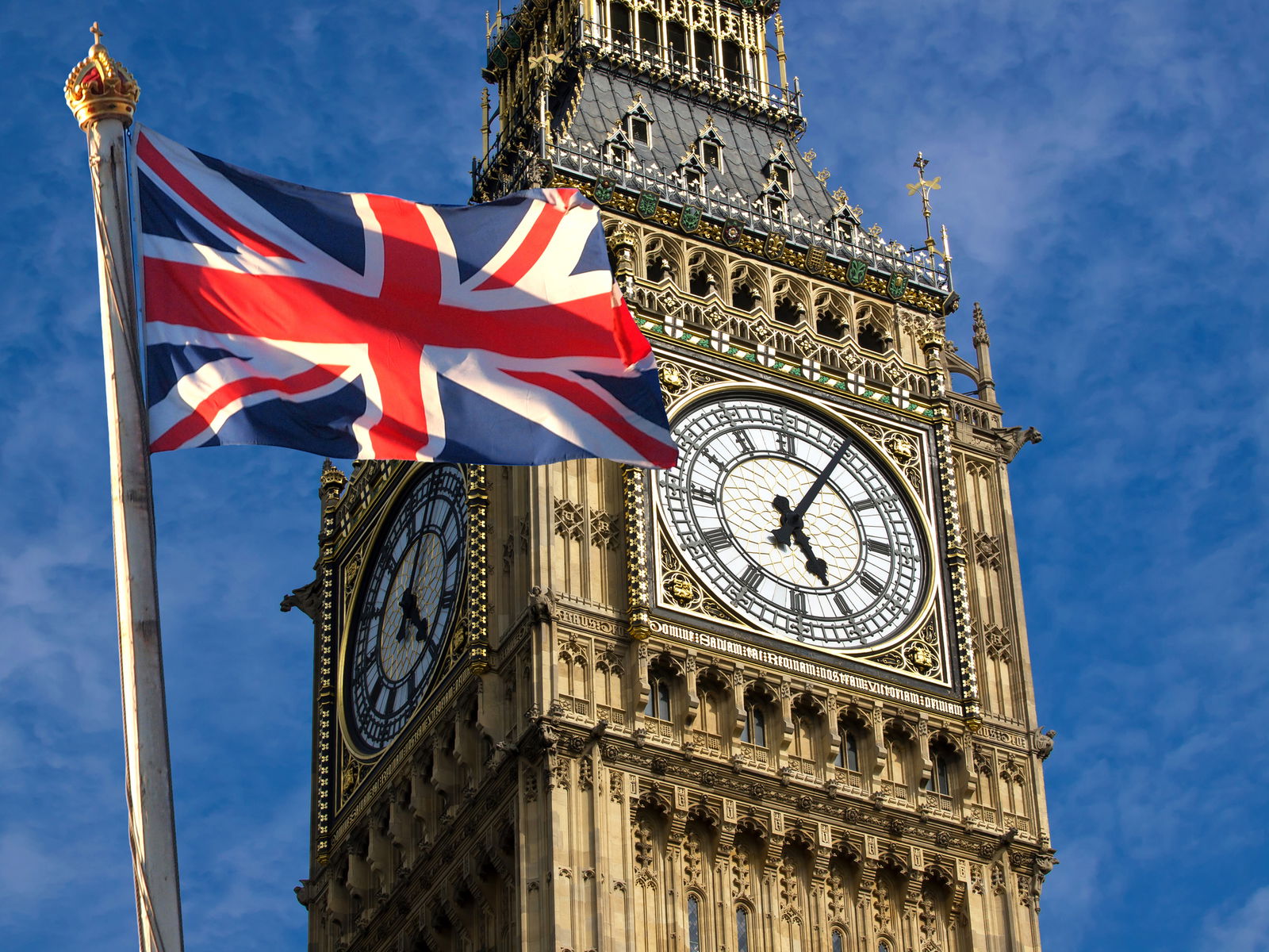 Eine englische Flagge vorm Big Ben
