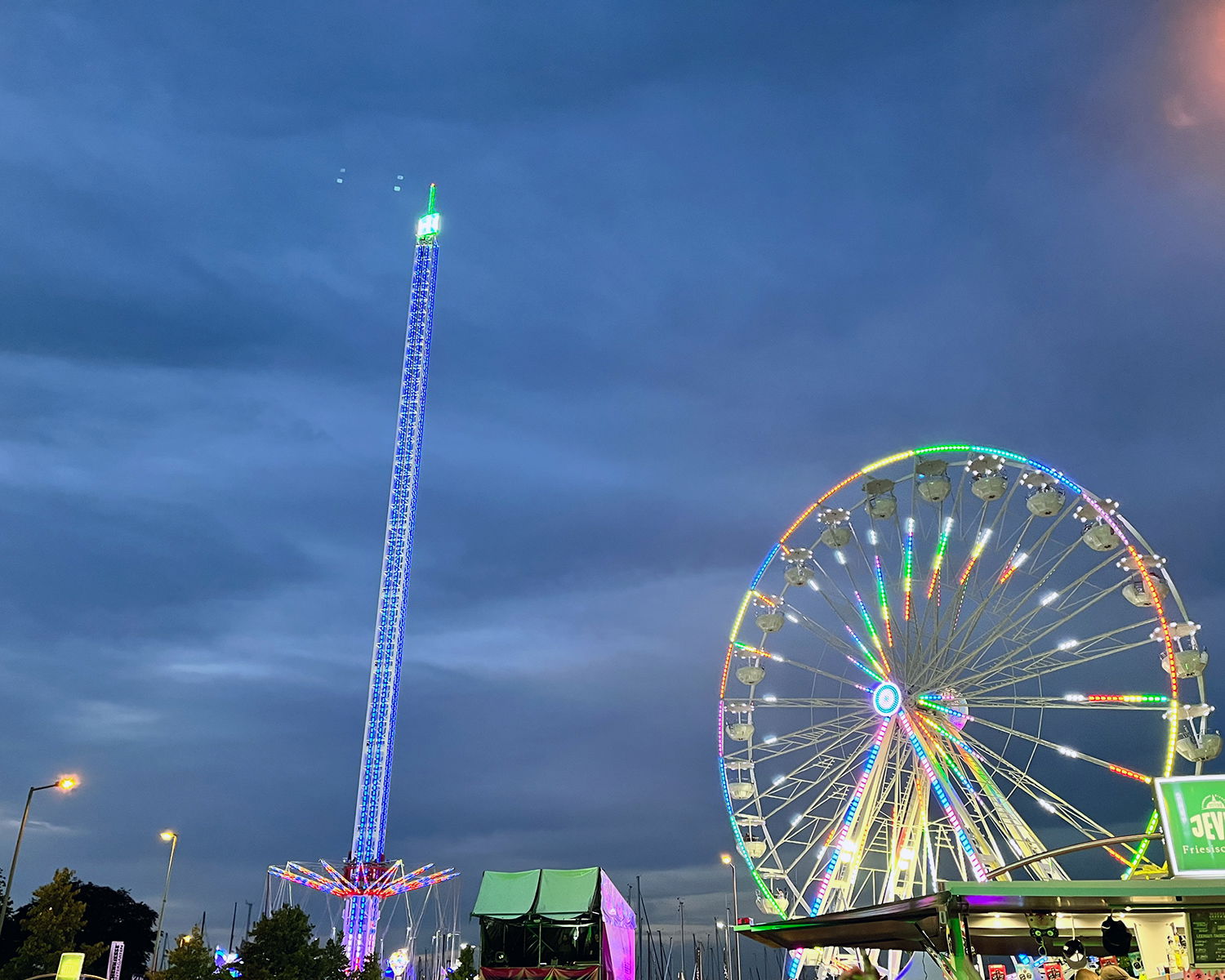Riesenrad und Kettenkarussel auf der Kieler Woche