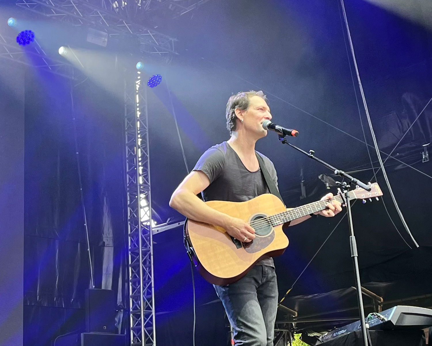 Riku Rajamaa auf der Bühne