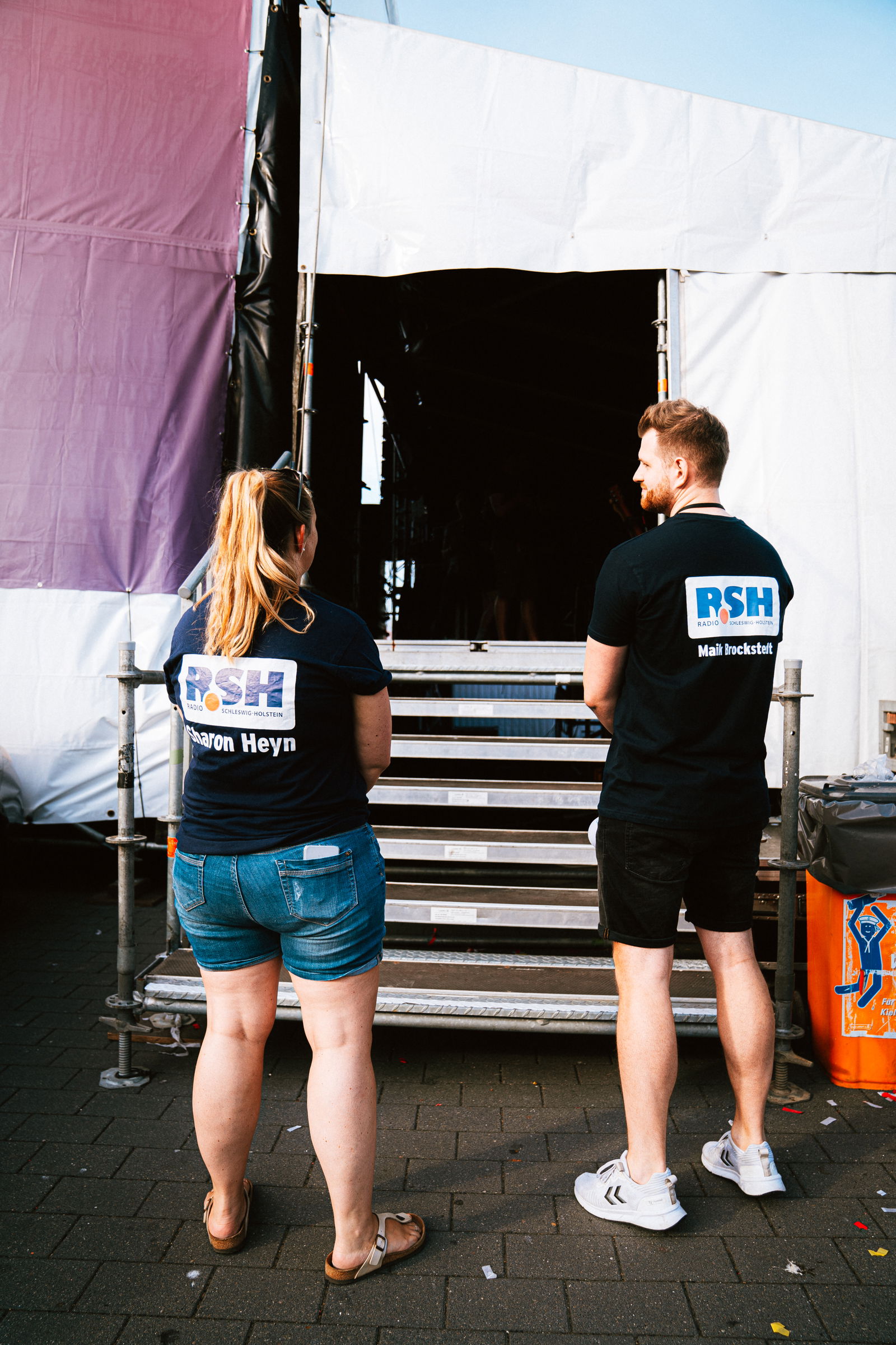Maik Brockstedt und Sharon Heyn stehen vor einem Bühneneingang