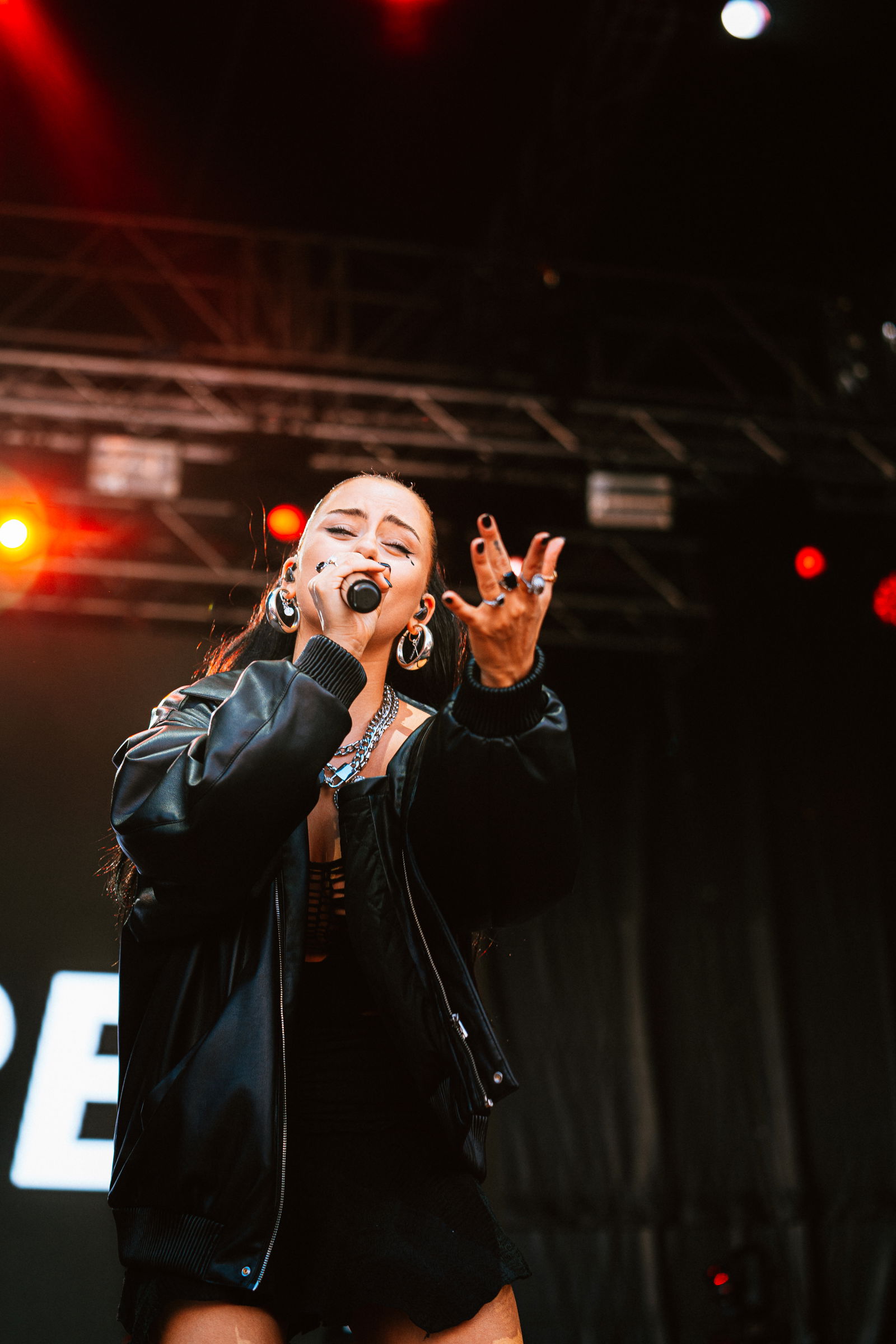 Anna Grey steht auf der Bühne und singt.